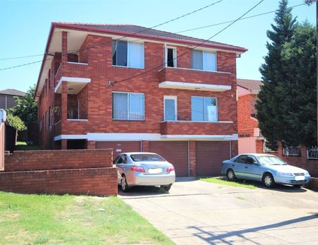 Spacious Two Bedroom Apartment In Quiet Street - Photo 5