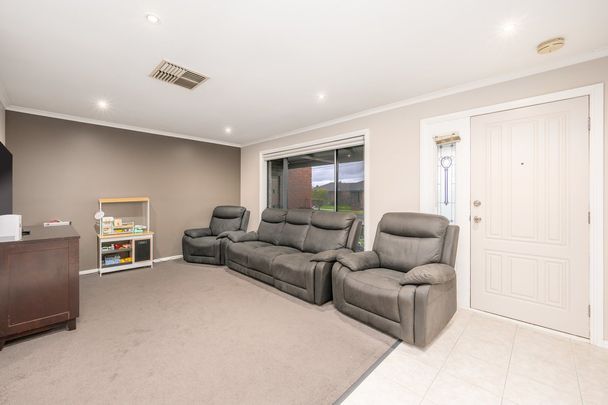 Spacious Family Home in a Quiet Court Location - Photo 1