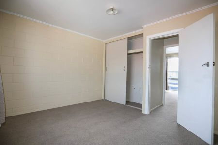 Central City – 2 Bedroom unit, Suit Couple, Single carport - Photo 3