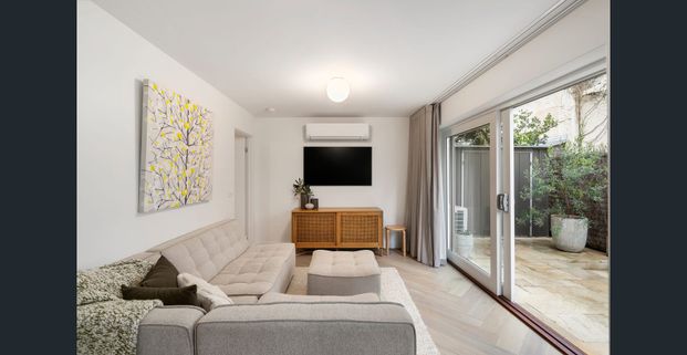 FULLY FURNISHED STUNNING DESIGNER LIVING BY THE BAY - Photo 1