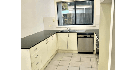 4BD House near Blacktown Train Station and Shopping Centre - Photo 4