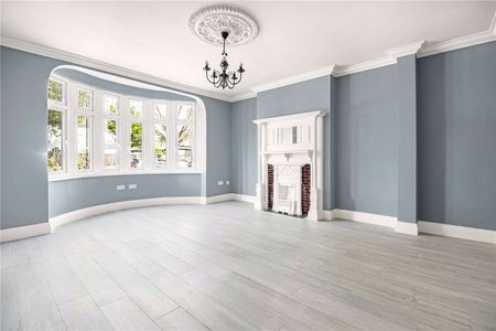 A magnificent detached family home benefiting from grand proportions and a mature south facing garden with an outbuilding. - Photo 4