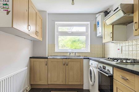 2 bed Terraced for rent - Photo 4