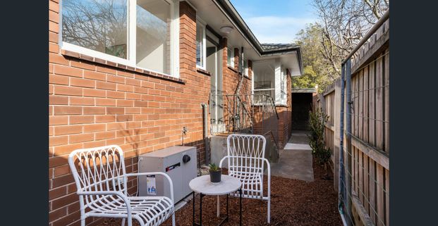 Elegant and Spacious Townhouse in a Prestigious Location - Photo 1