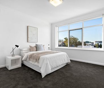 Stylish Bayside Living in the Heart of Elwood - Photo 5