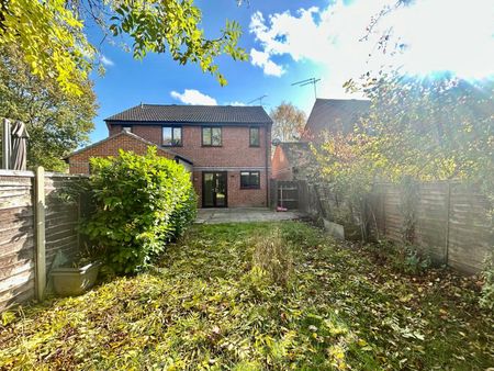 Swaledale Gardens, Fleet, Hampshire, GU51 - Photo 2