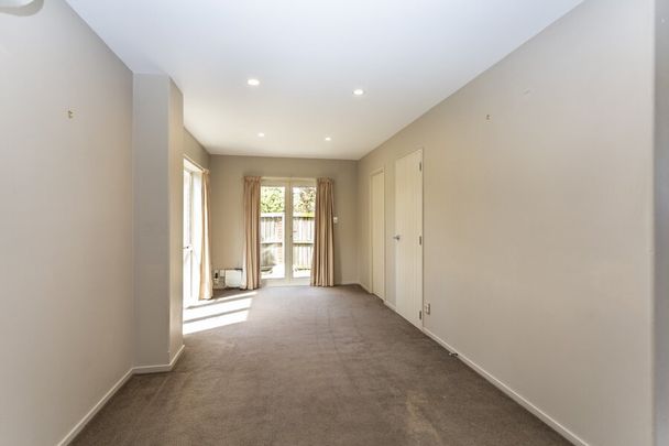 Lovely 3 bedroom townhouse with great parking options! - Photo 1