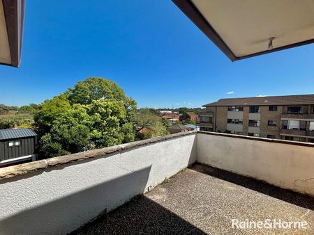 Spacious 2-Bedroom Unit in Prime Location - Photo 5