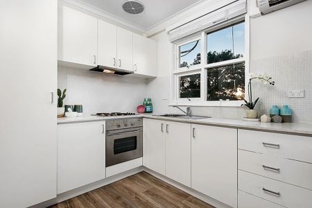 MODERN UPSTAIRS ONE BEDROOM APARTMENT IN MENTONE! - Photo 4