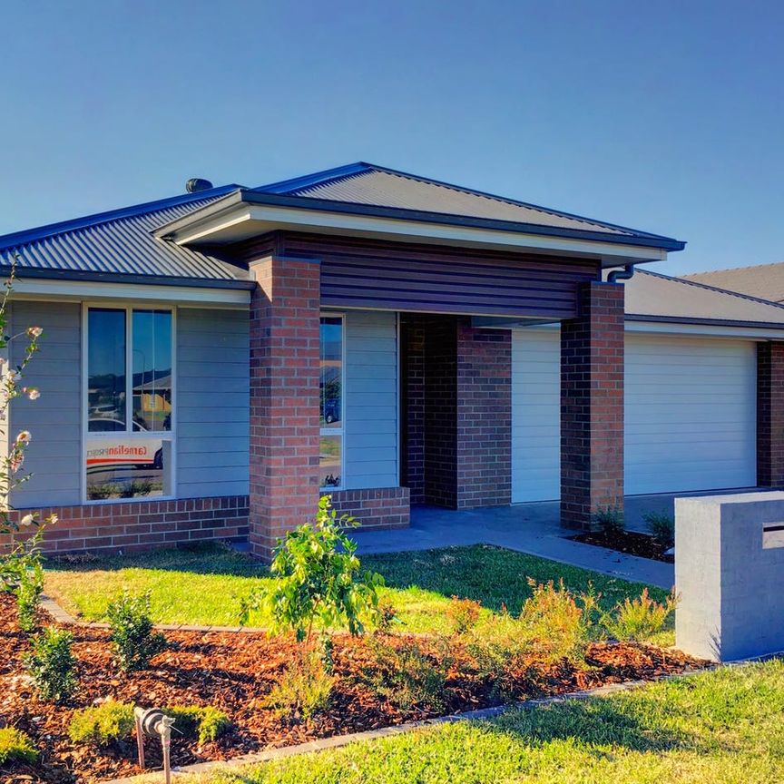 Stylish 4 Bedroom On Large Level Block - Photo 2