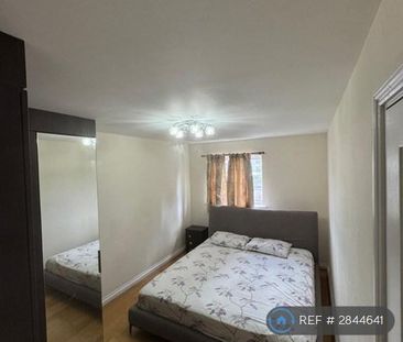 1 bedroom in a house share to rent - Photo 2