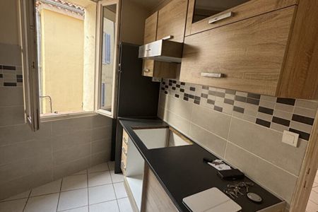 CUERS - Centre-ville- Appartement T2 de 43 m² - Photo 4