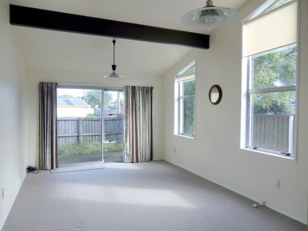 Sunny front 2 bedroom unit in Linwood - 6 month tenancy. - Photo 3