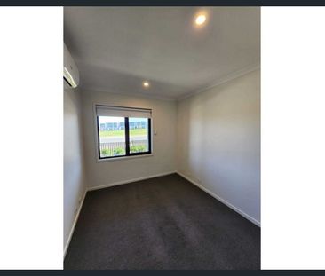 Near New 3 Bedroom Townhouse - Photo 3