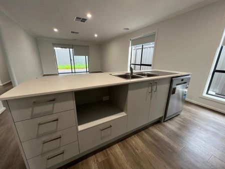 181 Fairways Boulevard, Craigieburn VIC 3064 - Photo 3