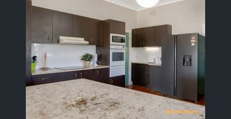 Fully Furnished 4 Bedroom Beach Home - Photo 3