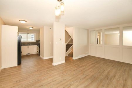 Beautiful 3 Bedroom Townhouse in Riverside Meadows - Photo 2