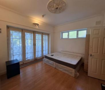 3 bedroom flat to rent - Photo 4