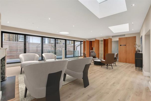 4 bedroom mews to rent - Photo 1