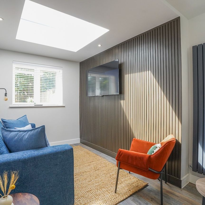 6 Bed Terraced House, Milton Road, SO15 - Photo 1