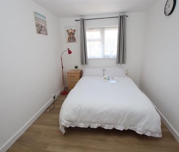 1 bedroom House Share to let - Photo 3