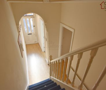 4 Bedroom Mid Terraced House - Photo 5