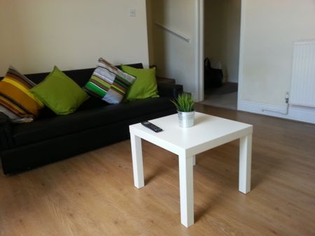 2 Bedroom Terraced To Rent in Nottingham - Photo 2