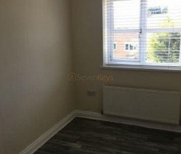 3 bedroom end of terrace house to rent - Photo 3