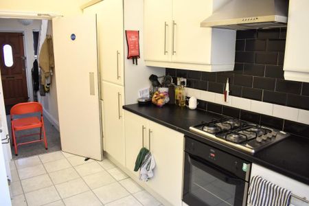 4 bedroom semi-detached house to rent - Photo 2