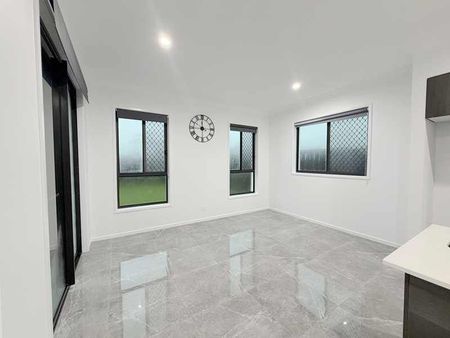 Modern 5-Bedroom Home with Full Air-Conditioning - Photo 3