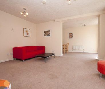 2 bedroom flat to rent - Photo 2