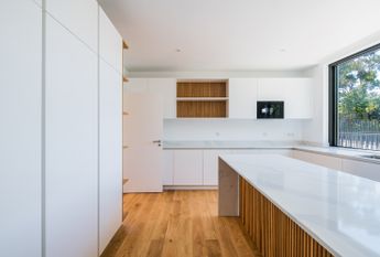 Moradia T6 de arquitetura moderna inserida no Golfe de Oeiras