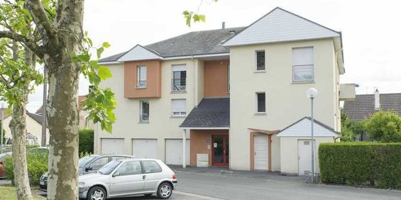 Appartement duplex de type 4, comprenant au rdc, une cuisine et un salon et à l'étage 3 chambres et une salle de bain. - Photo 3