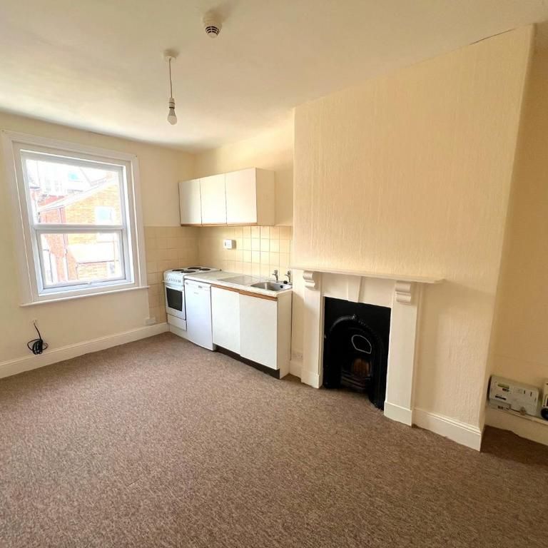 Studio to rent - Photo 1