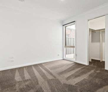 MODERN LIGHT FILLED 3 BEDROOM HOME! - Photo 3