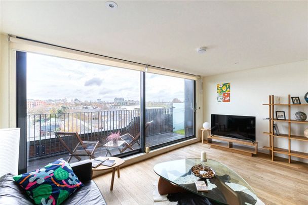 Bazalgette Court, Great West Road, London, W6 flat - penthouse to rent - Photo 1