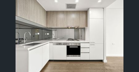 6th floor two bedroom apartment with secure parking + storage - The Reserve - Offered unfurnished - Photo 2
