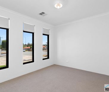 Spacious Family Living with Style & Comfort in Prime Morley Location - Photo 3