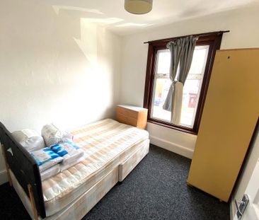 4 bedroom semi-detached house to rent - Photo 2