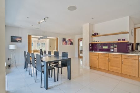 6 bedroom detached house to rent - Photo 4