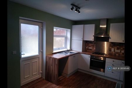 2 bedroom terraced house to rent - Photo 2
