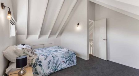 7 Annabell Grove, Haywards - Photo 4