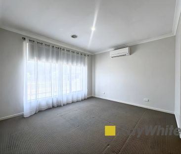 Exceptional Family Living in the Heart of Lyndhurst! - Photo 5