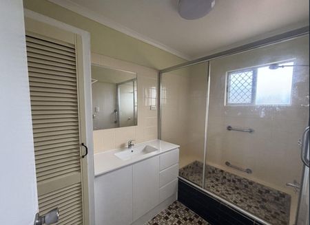 Spacious 4-Bedroom Home in Atherton - Photo 5