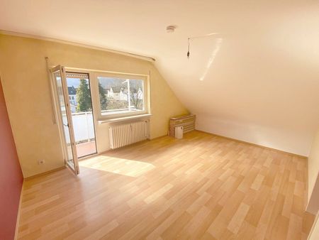 Großzügige 4-Zimmer-Dachgeschosswohnung mit Balkon, Tageslichtbad & Garage in Trier-Ehrang! - Photo 4