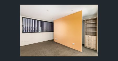 Contemporary terrace / convenient city locale - Photo 3