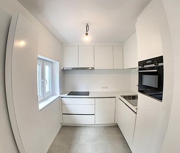 Gerenoveerd appartement met 2 slaapkamers in volledig vernieuwd gebouw op toplocatie Gent-Sint-Pieters! - Foto 4
