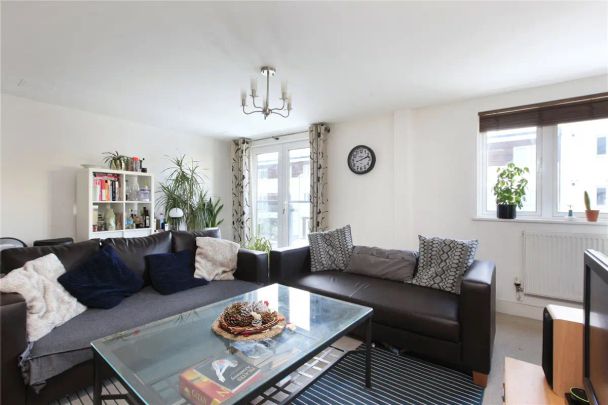 2 bedroom flat in London - Photo 1