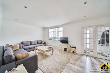 3 bed Terraced in Nicoll Way , Borehamwood, WD6 2PS - Photo 2