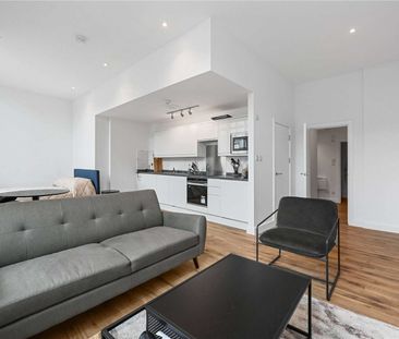 An exceptionally large studio apartment in a convenient City location - Photo 4